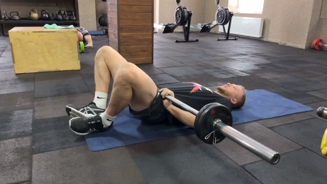 Ягодичный мостик лёжа со штангой «лягушка» смотреть онлайн