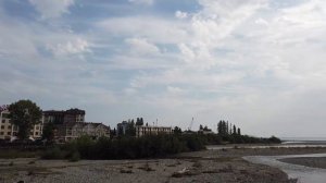 Адлер прогулка вдоль реки Мзымта от Мандарина до памятника Три Солдата