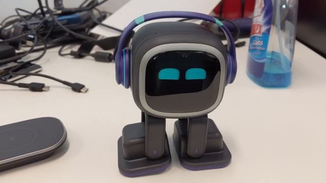 EMO Robot by Living AI Unboxing and Review смотреть онлайн