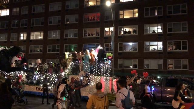 МОЙ ПЕРВЫЙ ХЭЛЛОУИН ПАРАД В НЬЮ-ЙОРКЕ: костюмы, улицы, веселье смотреть онлайн