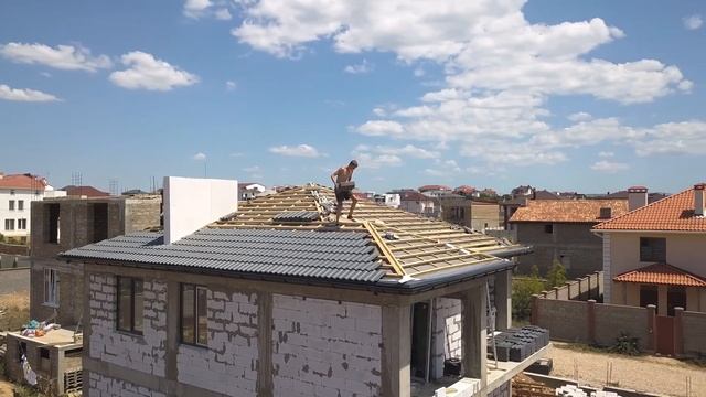 Кровля под ключ двухэтажного коттеджа из цементно-песчаной черепицы, Севастополь 2020г. смотреть онлайн