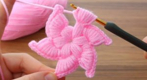 Очень красивый цветок???? крючком?