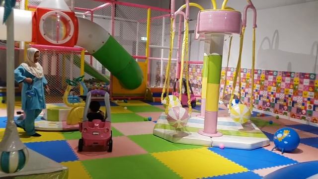 Out to outlet village, outlet mall смотреть онлайн