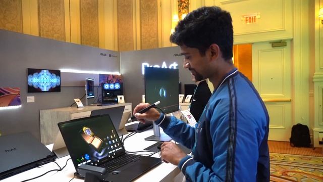 Real 3D Laptops at CES 2023 смотреть онлайн
