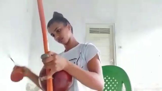 Você acha que sabe tocar berimbau? #capoeira #mulhertocandoberimbau #brasil смотреть онлайн