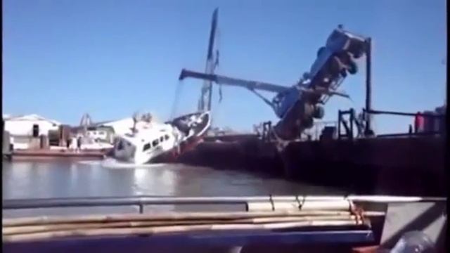 РАЗГРУЗИЛИ БЛИН КАТЕР ИДИОТЫ смотреть онлайн