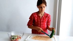 Как быстро порезать огурцы