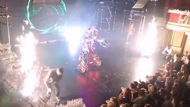 Новогодняя ёлочка в Studio69 - Super party Bumblebee and Megatron смотреть онлайн