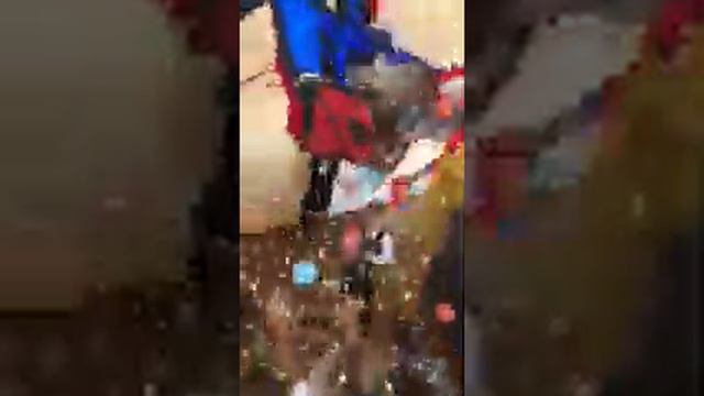 Разбиваем Пиньяту Шоу Трансформеров на празднике в Детском Саду смотреть онлайн