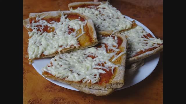 Быстрое тонкое тесто для пиццы. Готовим пиццу с домашним сыром. смотреть онлайн