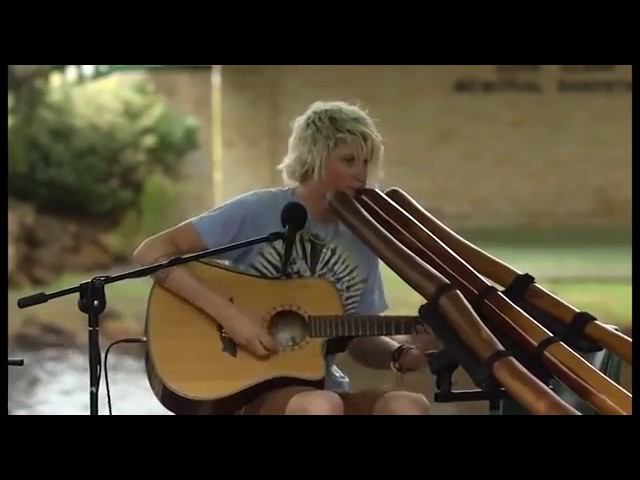 Очень классно играет на гитаре и на какой то трубе-Very cool playing the guitar and the trumpet смотреть онлайн