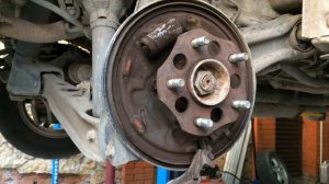 Замена задних тормозных колодок на Хонда CR-V 1999 года Honda CR-V