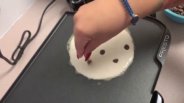 How To Make Chocolate Chip Pancakes | Daisy De Los Santos смотреть онлайн