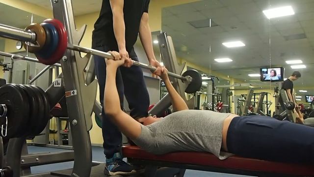 Заруба в жиме лежа! 100 повторений! смотреть онлайн