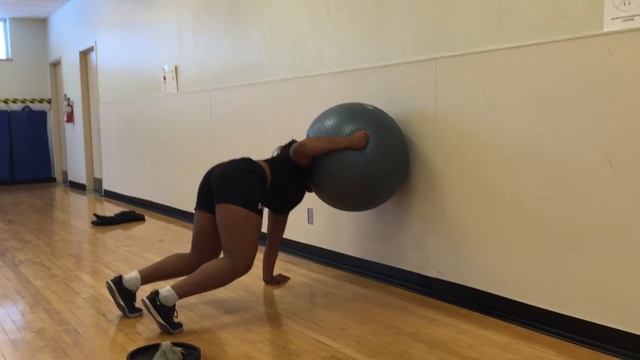 Ball on Wall смотреть онлайн