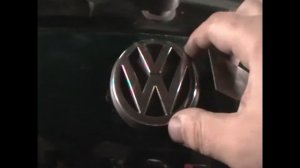 Как снять надписи и эмблему двери багажника VW  PASSAT B5.