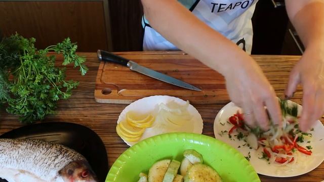 Язь фаршированный овощами! Рыба запеченая в духовке. смотреть онлайн