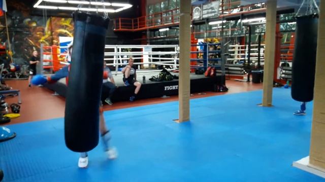 Thaiboxing. Работа на мешке. Удар ногой в корпус смотреть онлайн