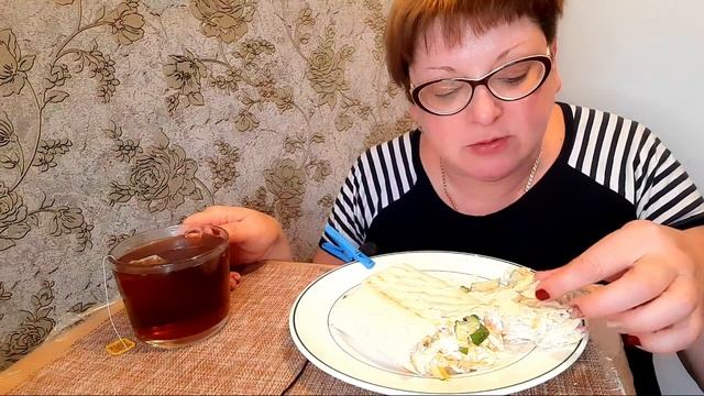 пожрем/Мукбанг домашняя шаурма с сыром внутри и курицей/обжор и разговоры на камеру смотреть онлайн