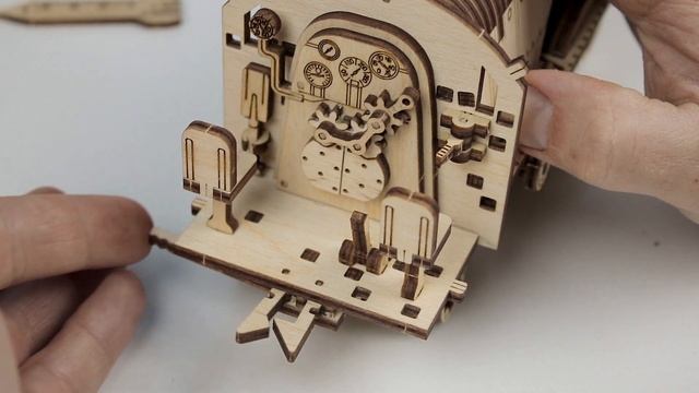 Как настоящий Поезд! Собираем железную дорогу и Локомотив Югирс | Конструктор Ugears смотреть онлайн