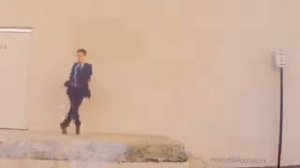 Чувак в костюме танцует Shuffle Dance ( Шаффл )