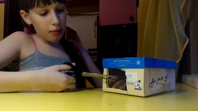 Как сделать домик для кукол из коробки