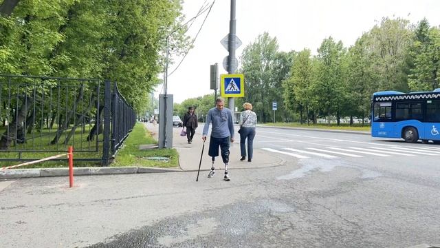 Прогулка 1 июня с одной тростью на протезах бедра и голени. смотреть онлайн