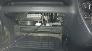 Как провести "плюс" от аккумулятора в салон. Подключение зарядки для телефона.