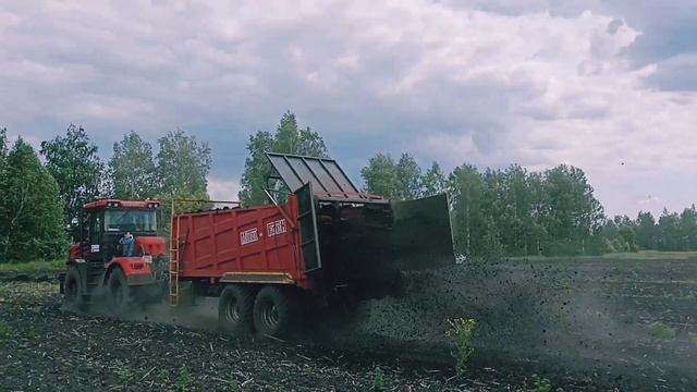 Трактор Кировец К-525Пр в работе с разбрасывателем органических удобрений смотреть онлайн