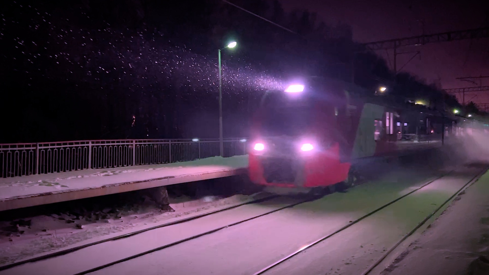 Поезд Ласточка в снегу ночью зимой / Видео про поезда и железную дорогу смотреть онлайн