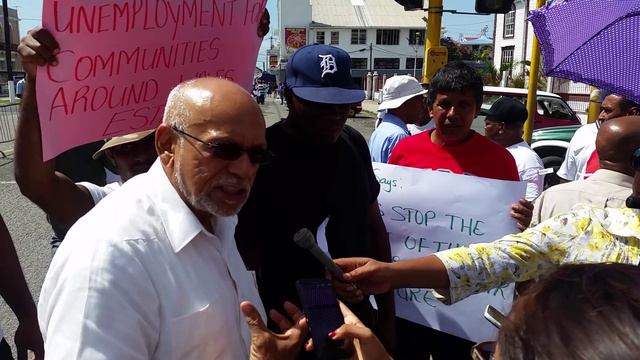Former President Donald Ramotar joins picketing Wales Estate workers outside Parliament смотреть онлайн