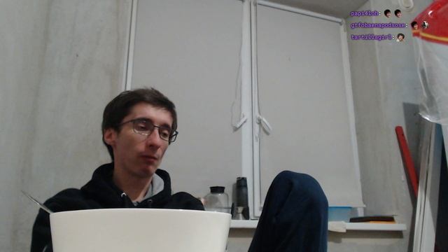 Кухня. Вечерние посиделки. Я ужинаю и меня плавит. Не вывожу уже стримы. Устал смотреть онлайн