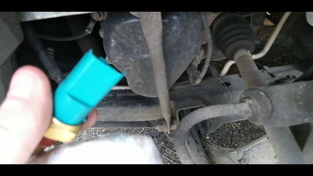 Как поменять датчик заднего хода Рено Логан 2? Не горят фонари заднего хода при целых лампочках.