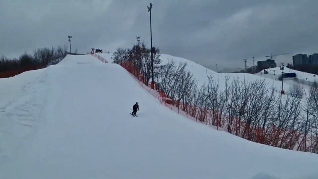 Базовый прыжок на горных лыжах с перегиба для начинающих. Курс НЛИ фристайл парк. смотреть онлайн