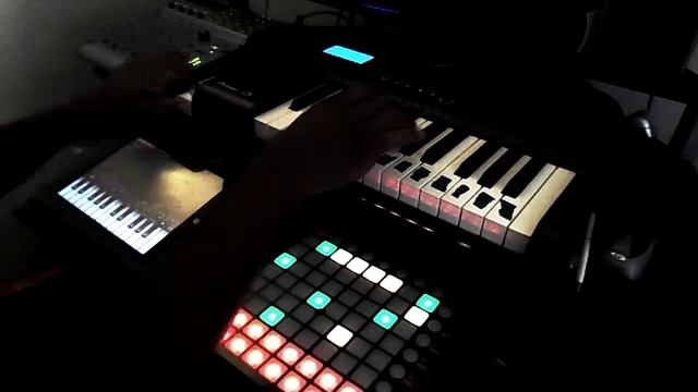 AmbientDreams- Launch Pad S/Novation key/Performance with Chin3seCharlie! смотреть онлайн