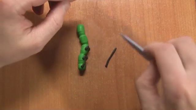 Как слепить гусеницу из пластилина - How to make caterpillar of modeling clay смотреть онлайн