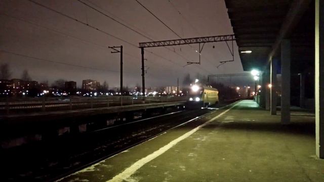 Поезд "Север" №004 проезжает станцию "Новая Охта" |Санкт-Петербург смотреть онлайн