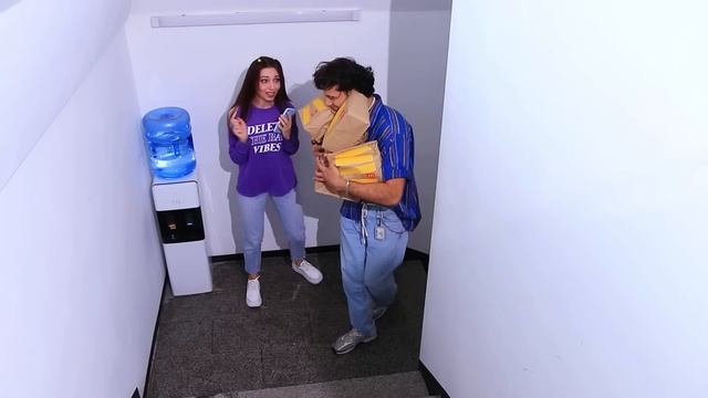 Богатая Популярная Студентка vs Бедная Ботанша! Как стать Популярной? смотреть онлайн