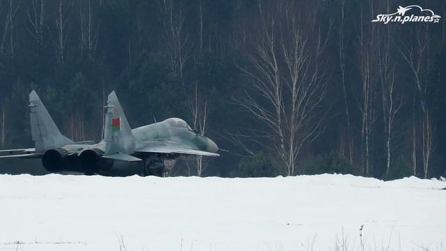МиГ-29 б/н 48 ВВС Республики Беларусь - взлет в Барановичах. MiG-29 Fulcrum Belarus Air Force. смотреть онлайн