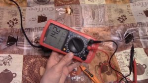 Корпус электроприбора бьет током . Измерение электрического потенциала .