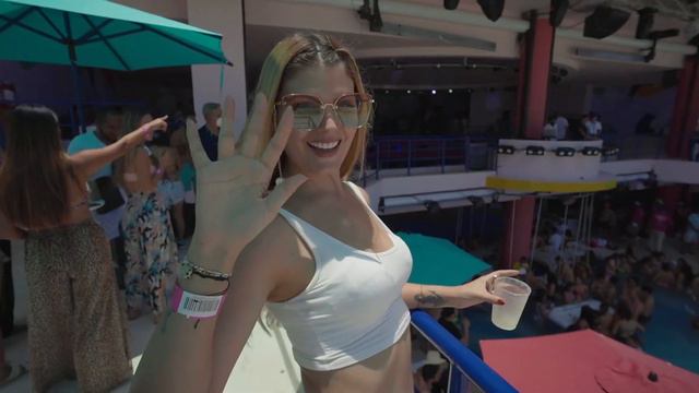 Come and discover Coco Bongo Beach Party! смотреть онлайн
