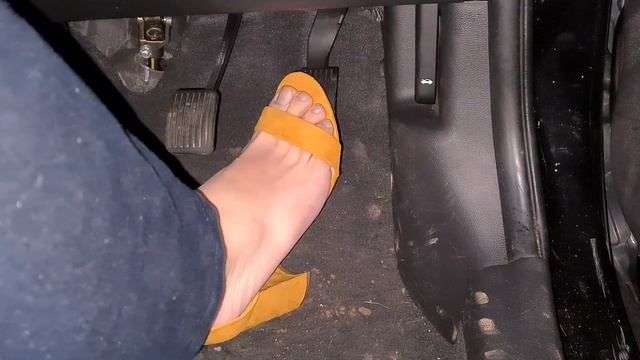 Revving in Strappy Mustard Heels 3 (Rev UK PP - 215) смотреть онлайн