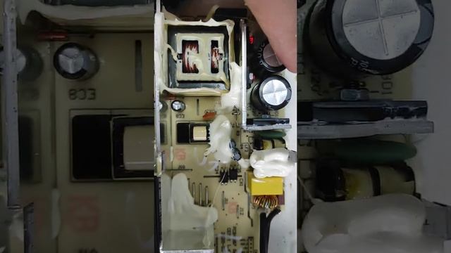 Переделка зарядного устройства DeWALT DCB1106 с 110 Вольт на 220 Вольт смотреть онлайн