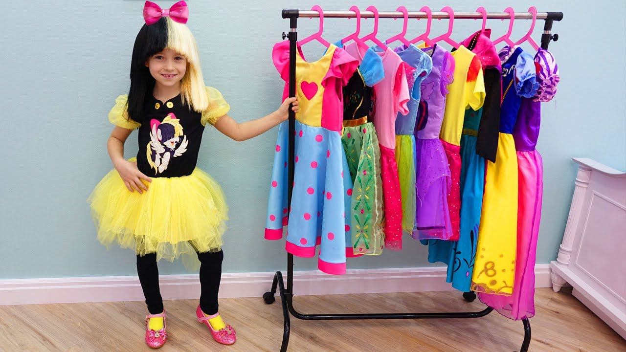 София собирается на праздник Принцесс и показывает свои наряды смотреть онлайн