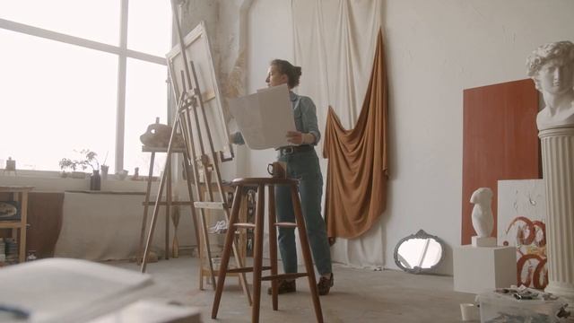 Настя Ливун рисует в студии. BMPCC 4K + leica M 50/2 + sigma 18-35/1.8 + Minolta 35-70/3.5 смотреть онлайн