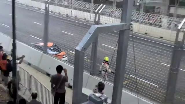 F1 Aston Martin Crash смотреть онлайн