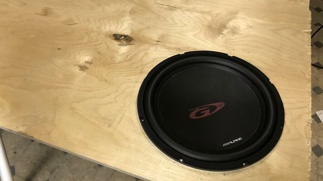 Сабвуфер Стелс на AlpineSWG1244 FordFocus 3