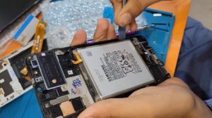 Замена экрана Samsung Galaxy A30S Cracked Screen Restoration - LCD Screen Replacement