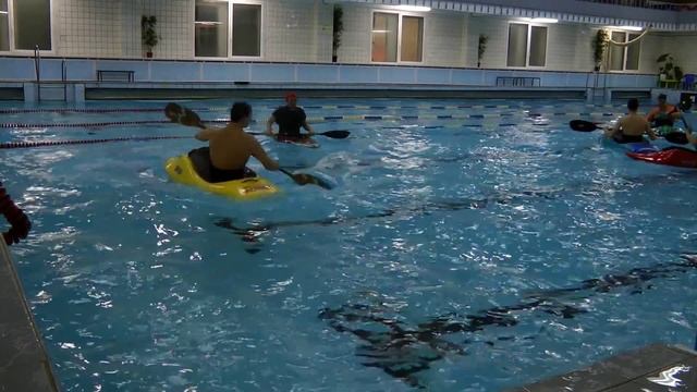 Freestyle kayak in swimming pool, flatwater. Каякинг в бассейне. смотреть онлайн