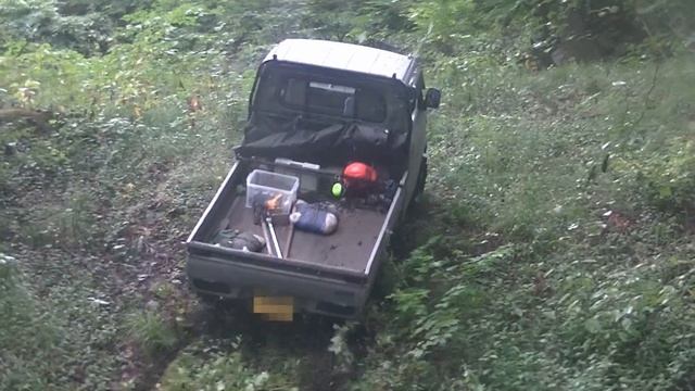 Off-roading a Japanese mini truck with tractor tires. смотреть онлайн